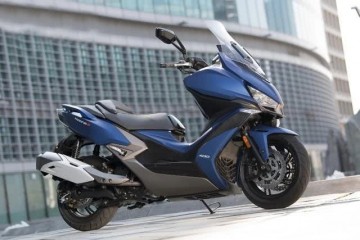 光阳赛艇S400全新晋级单缸四气门功率26.5kw配定速巡航