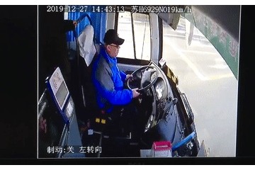 男人连扇公交司机三巴掌只因司机后视镜瞅了他