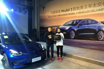 第一批国产Model3在上海超级工厂交给职工