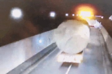 半挂车高速刮到两块情报板居然要赔20万