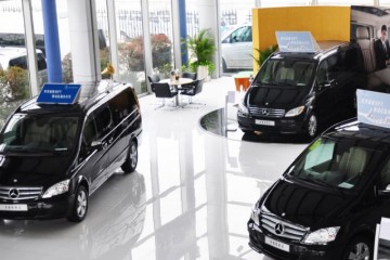 接近新年一奔跑4S店为冲成绩店内所有车引擎盖都翻开店员真不漏油