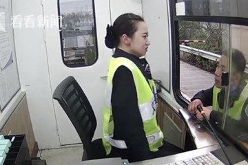 20岁女收费员被司机骂哭下一秒抹掉眼泪微笑服务