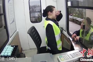 收费员被司机骂哭后转脸持续微笑服务获赞最敬业变脸