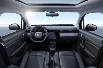 全液晶外表+悬浮中控屏零跑T03内饰曝光