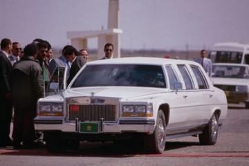 卡扎菲定制的汽车车漆是独爱的绿色原厂车标被拆换成非洲地图与绿皮书