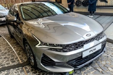 起亚不由得出手全新起亚K5鬼畜变脸再看内饰等的便是它