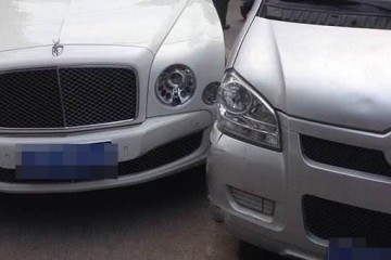 小伙骑自行车划伤劳斯莱斯看到车况后车主疼爱赔50万也没用