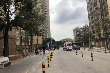 广州荔湾一小区消防通道放很多铁桩物业称系防路面压坏和乱泊车