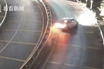 新手司机为巴结女乘客强秀车技撞烂高速护栏