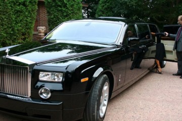 劳斯莱斯强占两个车位物业预备处理看到车前贴纸怂了惹不起