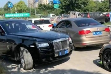 右转遇到柯尼塞格劳斯莱斯自动倒车躲避网友司机慌了