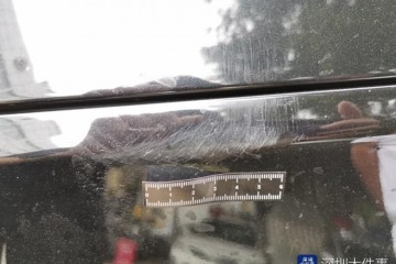 女子车停修理店旁店员称影响进出偷放钉子扎破胎