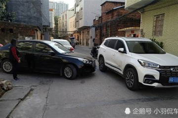 福特福睿斯撞上奇瑞瑞虎8看到事故现场后网友这质量没话说