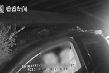 小事起争论!女子高速上争夺方向盘老公发神经