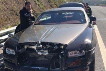 劳斯莱斯遭追尾目击者看完都呆了赔得起吗