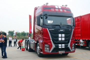 全新一代国产高端重卡实力不输进口豪车峰值扭矩2550牛米