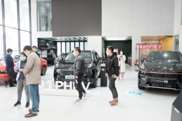 23万买乞丐版的BBA仍是领克05看了车你就有答案