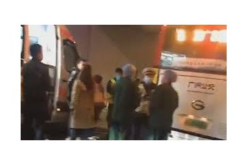 广州公交车自撞隧道口13名乘客送医救治