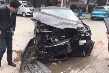 当群众帕萨特撞上丰田陆巡网友中保研公然没有误解群众