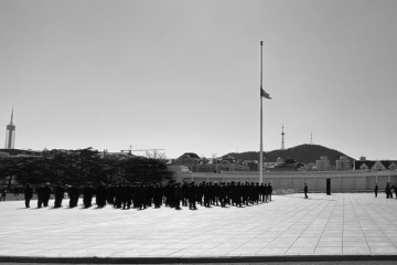 全城哀悼警报鸣响市民默哀轿车鸣笛...
