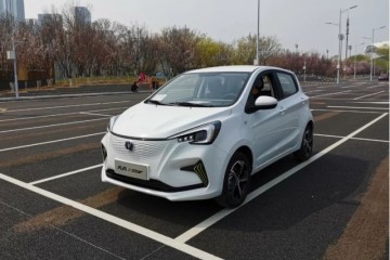 一台能够给你推背感的纯电小车