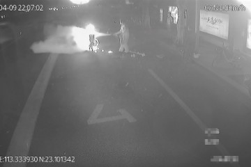 路见前方电动车起火广州公交车长花20秒勇扑火