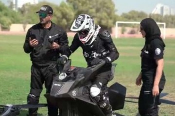 迪拜超尖锐警用摩托车遇到堵车直接飞起酷炫且有用