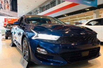 全新一代起亚K5到店实拍外观时髦又动感国产版将于9月上市