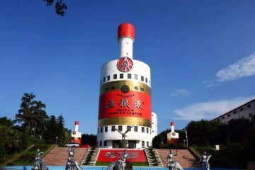 五粮液豪掷24亿造车看到车标后网友设计师偷喝酒了吧