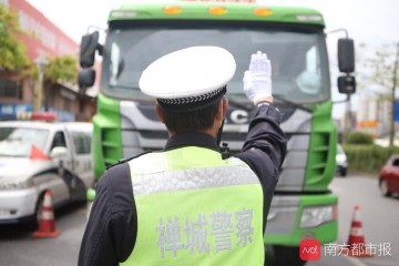 接大众告发一泥头车随意变道夹塞佛山交警兵分两路抄获