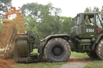 越军揄扬进口高速挖壕机为神器专家与我军比较便是个玩具